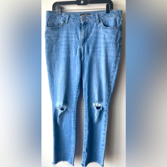 Levi’s  women’s regular fit - Picture 4 of 9